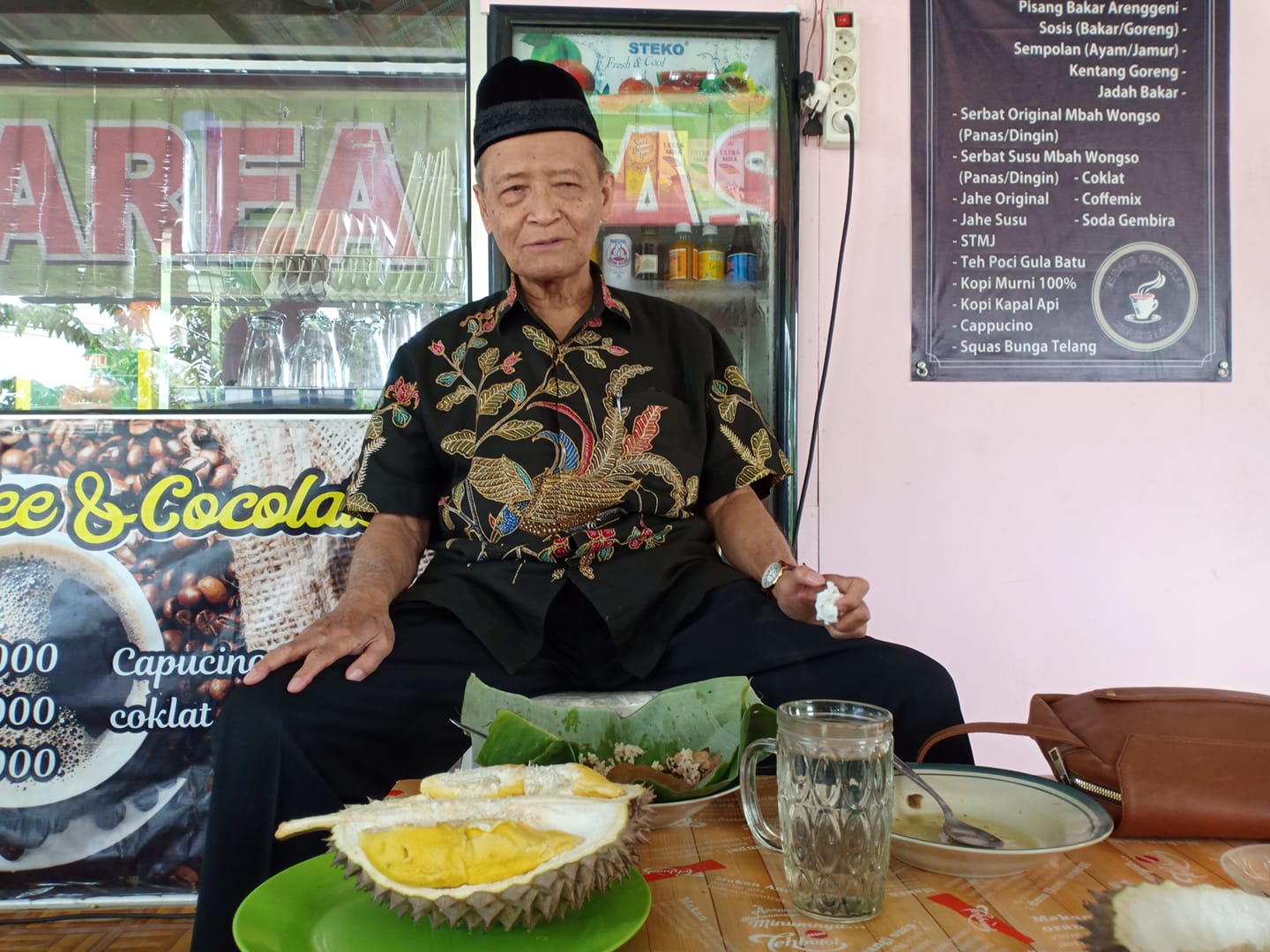 Menikmati Durian Bawor di Tepi Jalan Raya Sruweng