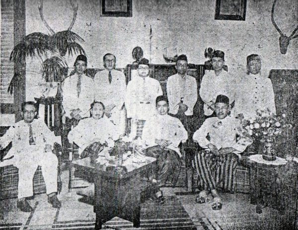 dr soetomo dan kh mas mansur bersama jajaran pengurus muhammadiyah surabaya