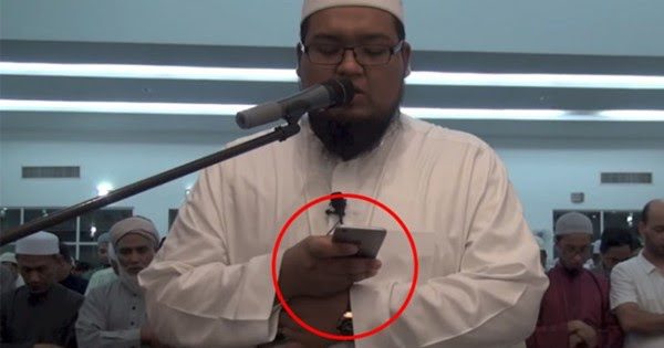 salat memegang mushaf