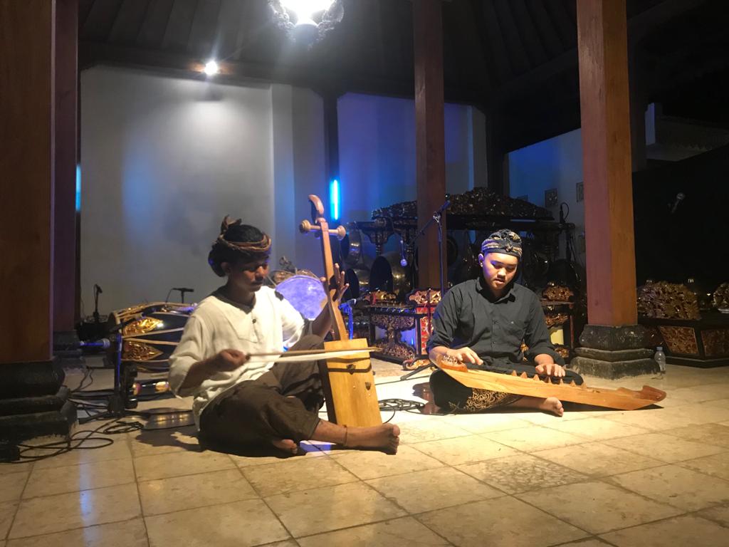 tarawangsa alat musik tradisional mahasiswa umy