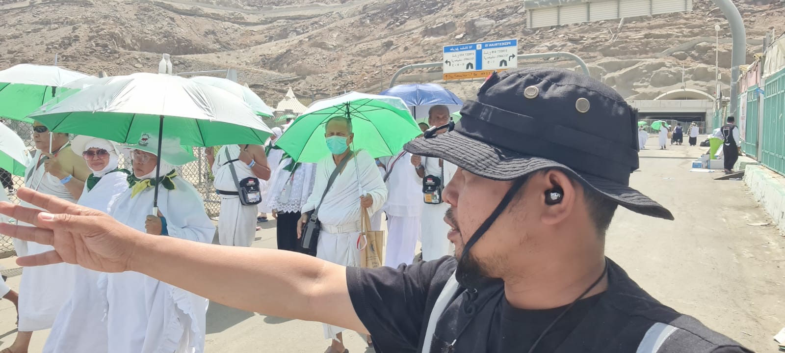 Lempar jumrah di Mina