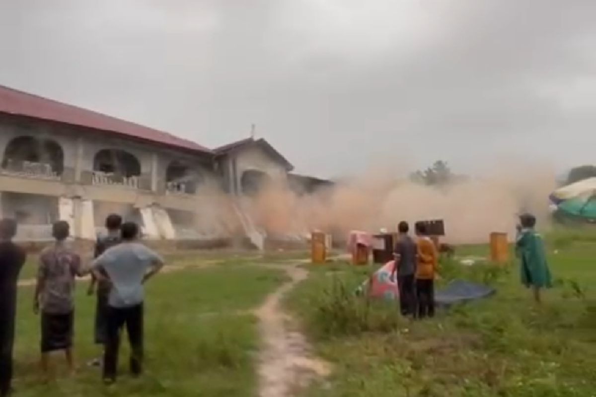 Asrama Pesantren di Aceh Ambruk