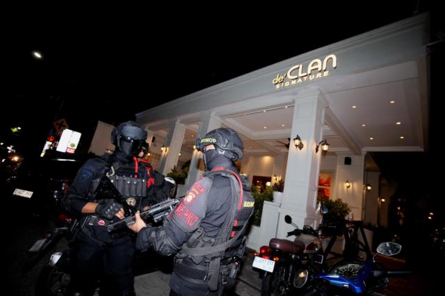 Penggeledahan Cafe